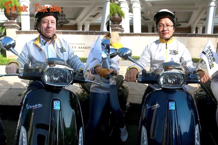 Duong Tu Quynh cam lai xe ga Piaggio Vespa tai Sai Gon-Hinh-2