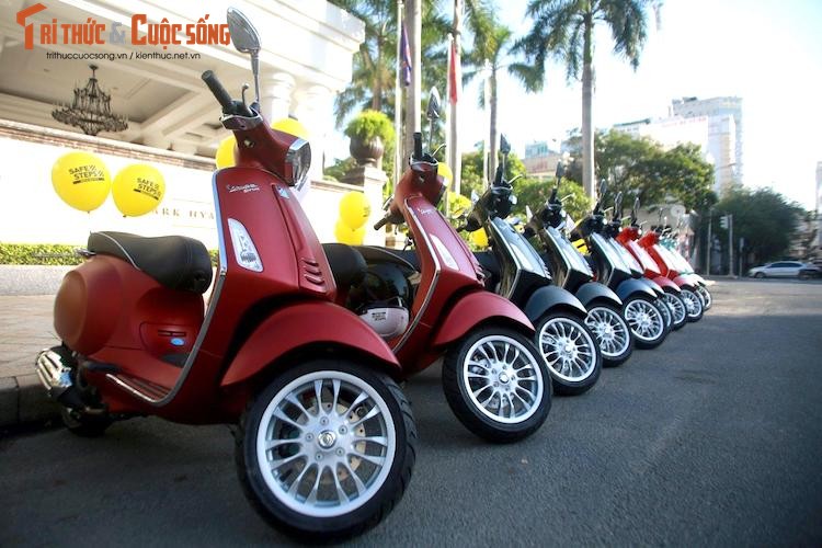 Duong Tu Quynh cam lai xe ga Piaggio Vespa tai Sai Gon-Hinh-4