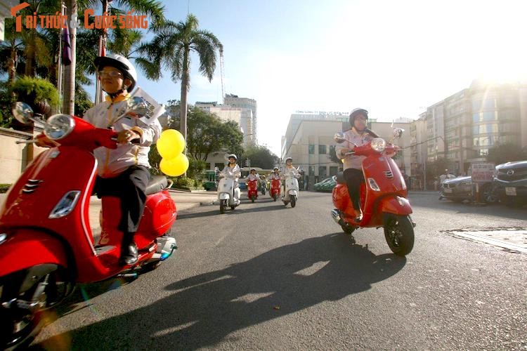 Duong Tu Quynh cam lai xe ga Piaggio Vespa tai Sai Gon-Hinh-6