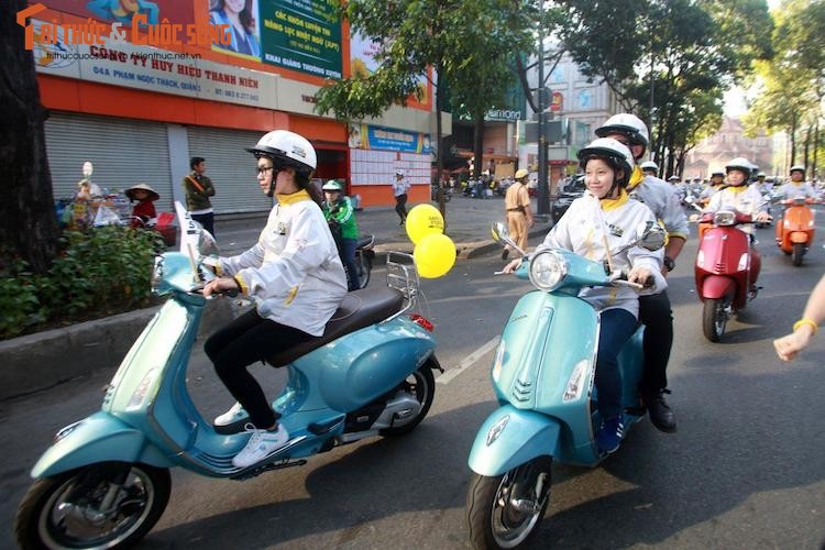 Duong Tu Quynh cam lai xe ga Piaggio Vespa tai Sai Gon-Hinh-7