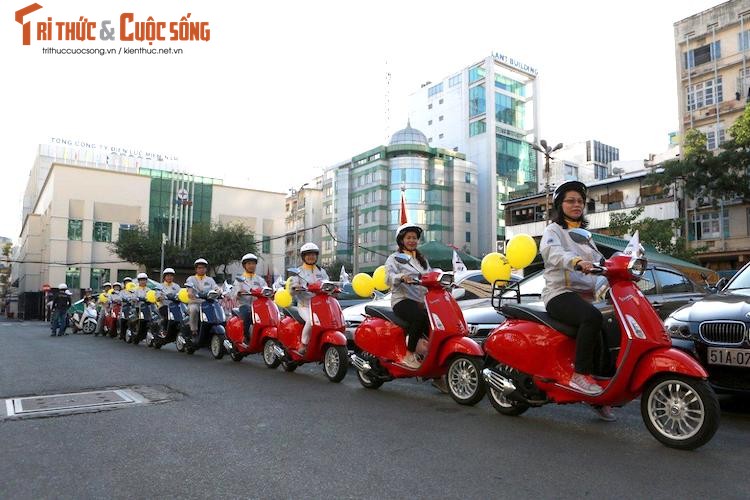 Duong Tu Quynh cam lai xe ga Piaggio Vespa tai Sai Gon-Hinh-8