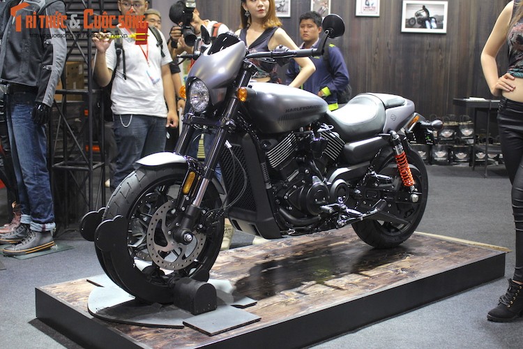 Harley-Davidson Street Rod &quot;chot gia&quot; hon 400 trieu tai VN