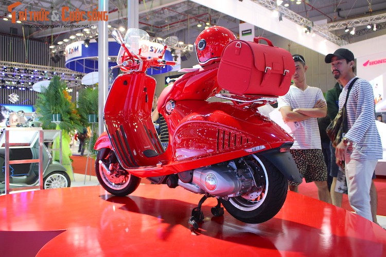 &quot;Soi&quot; xe ga gia nua ty Vespa 946 Red tai Viet Nam-Hinh-9