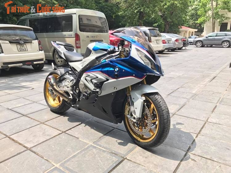 Dan choi Ha thanh chi 130 trieu do moto BMW S1000RR