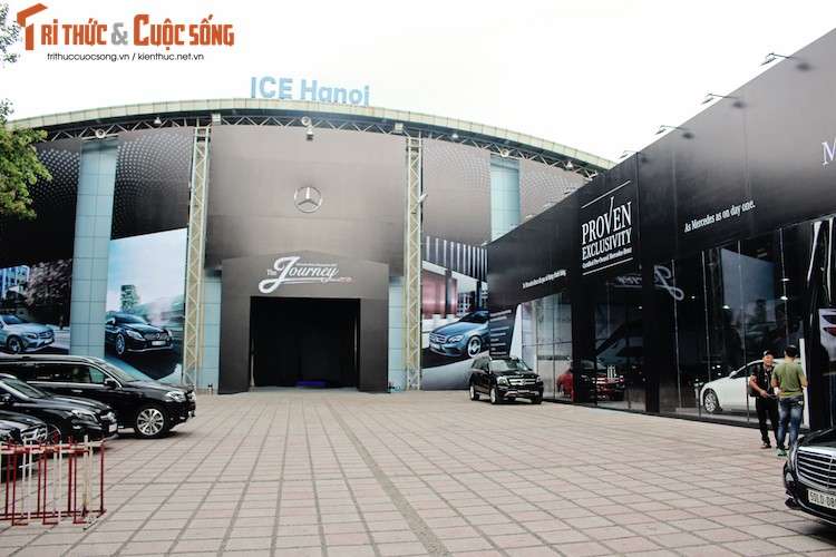 &quot;Soi&quot; dan xe sang Mercedes-Benz hon 150 ty tai Ha Noi