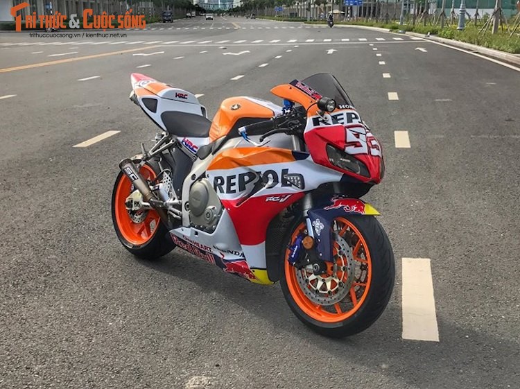 Sieu moto Honda CBR1000RR cu do xe dua &quot;khung&quot; o SG