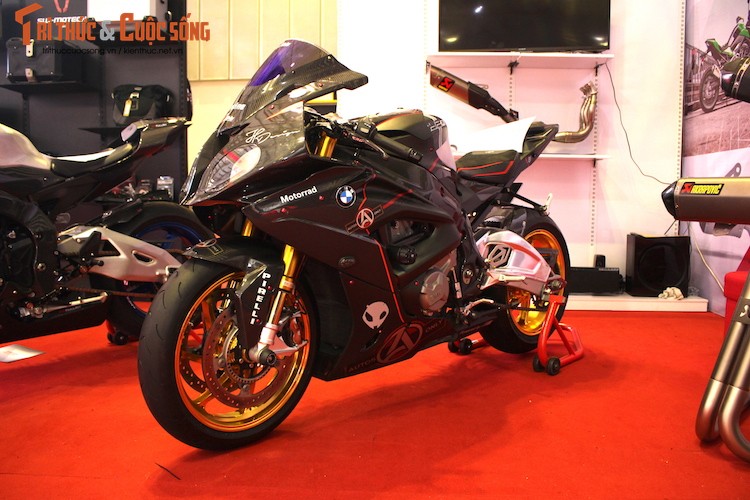 Dan choi Sai Gon chi 200 trieu do sieu moto BMW S1000RR