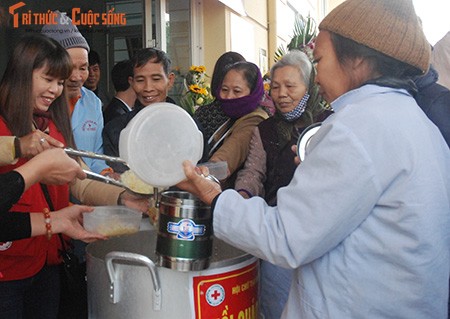 Ha Noi nong 40 do, nguoi di duong mung roi nuoc mat khi thay dieu nay-Hinh-11