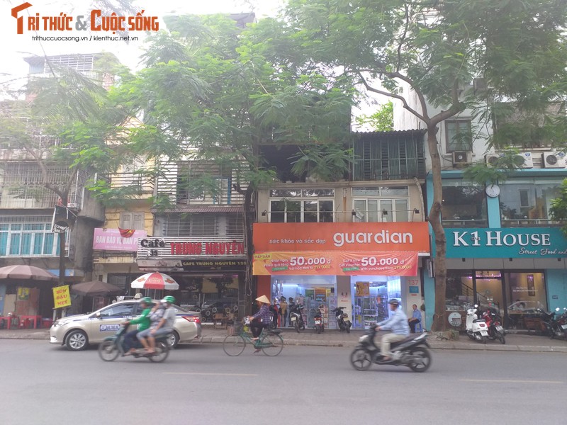 Ha Noi: Cu ba 73 bong dung bi nha hang xom “ngoi” len tren dau