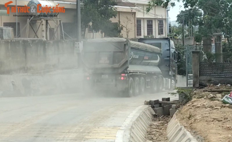 View - 	Hàng loạt xe chở cát có dấu hiệu quá tải hoạt động trên QL27