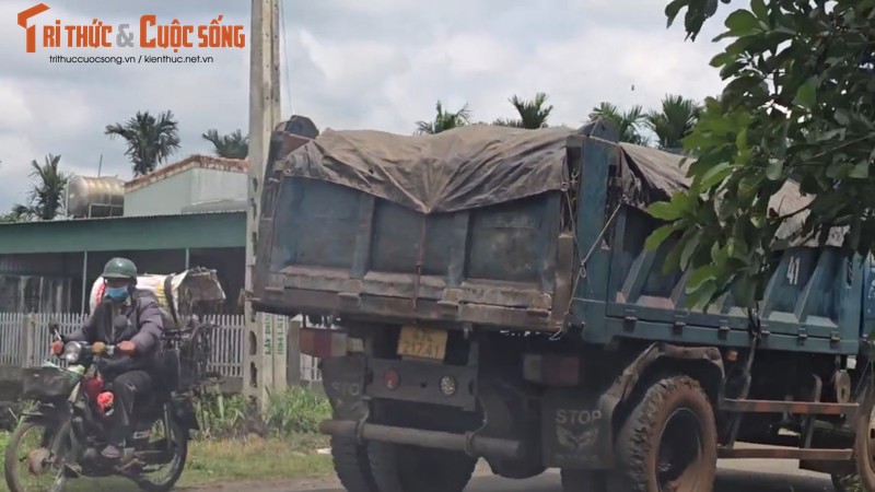 View - 	 Krông Pắk Dân kêu trời vì xe chở đá băm nát đường dân sinh