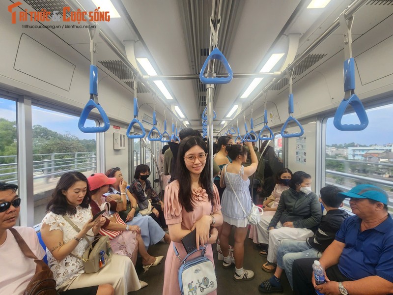 TP HCM: Nguoi dan xep hang dai cho mua ve di Metro-Hinh-8