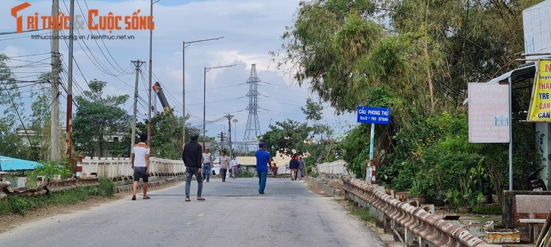 Hien truong xe tai tong nhau tren cau, tac duong tu dem toi sang-Hinh-2