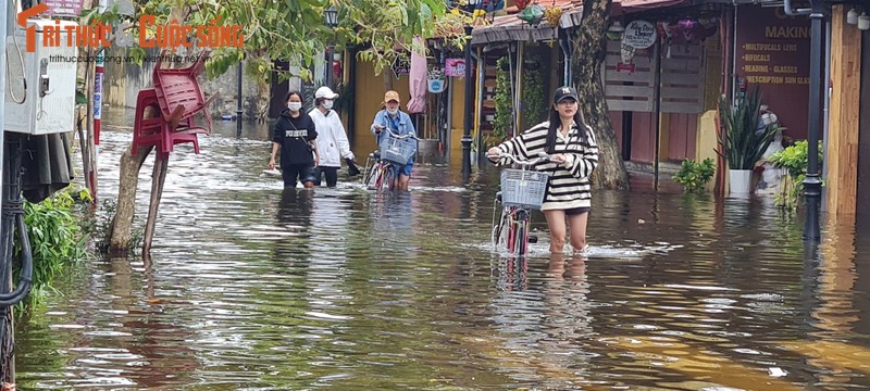 Hoi An: Nuoc ngap tu be, khach du lich di thuyen trong pho co-Hinh-9