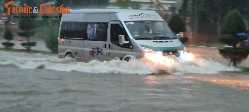 Duong pho Da Nang bien thanh song, o to chet may la liet-Hinh-10