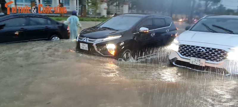 Duong pho Da Nang bien thanh song, o to chet may la liet-Hinh-4