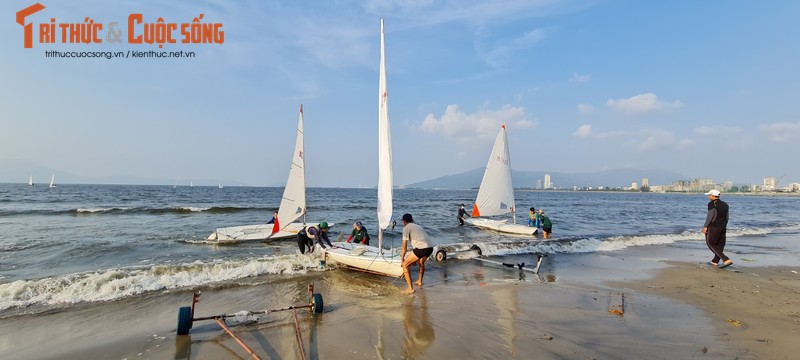 Toan canh doi Thuyen buom quoc gia luyen tap tren vinh Da Nang-Hinh-9