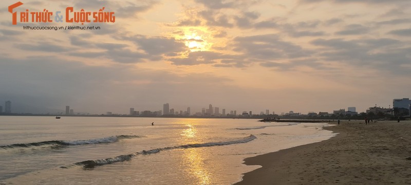 Lang ngam binh minh tren bien Da Nang