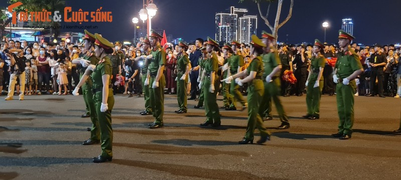 Da Nang: Dong nguoi ken cung xem bieu dien nhac ken dieu hanh tren pho-Hinh-11