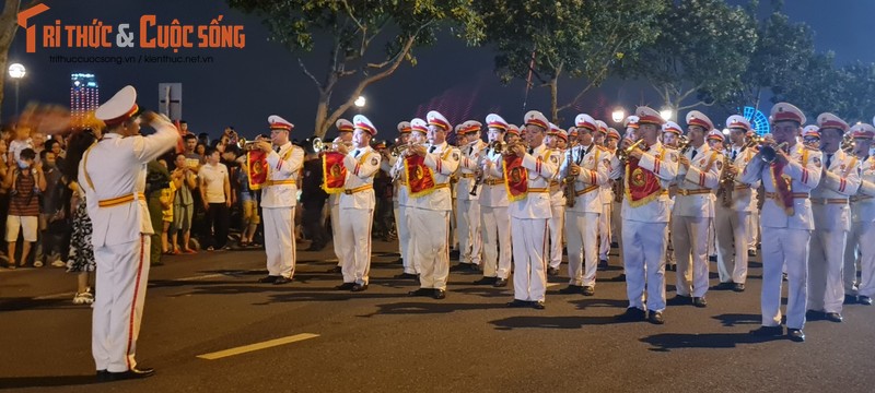 Da Nang: Dong nguoi ken cung xem bieu dien nhac ken dieu hanh tren pho-Hinh-7