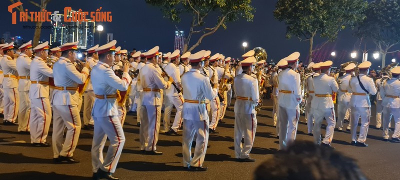 Da Nang: Dong nguoi ken cung xem bieu dien nhac ken dieu hanh tren pho-Hinh-9