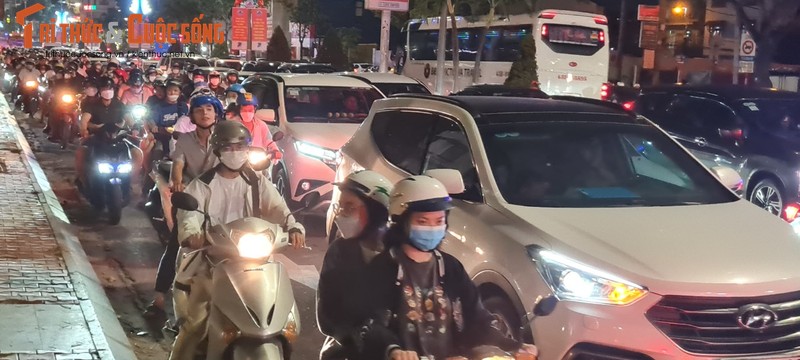 Da Nang: Dong nguoi ken cung xem bieu dien nhac ken dieu hanh tren pho