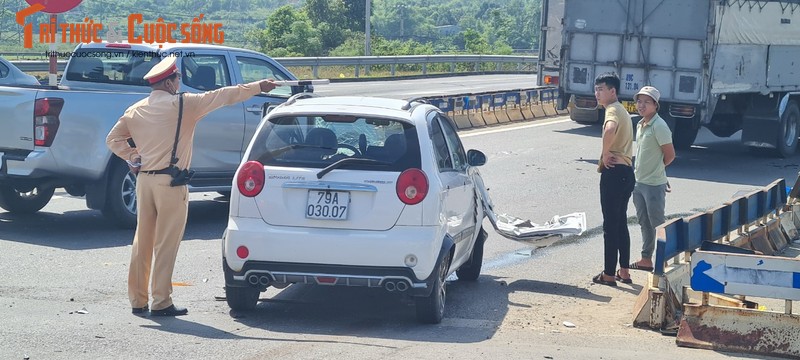 Da Nang: Va cham voi xe tai, o to con vo nat phan dau-Hinh-10