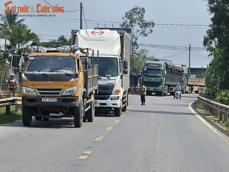 Quang Nam: Xe tai va cham tren cau, Quoc lo 14B tac cung-Hinh-10