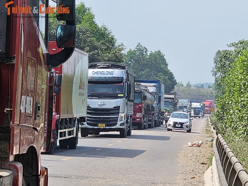 Quang Nam: Xe tai va cham tren cau, Quoc lo 14B tac cung-Hinh-11