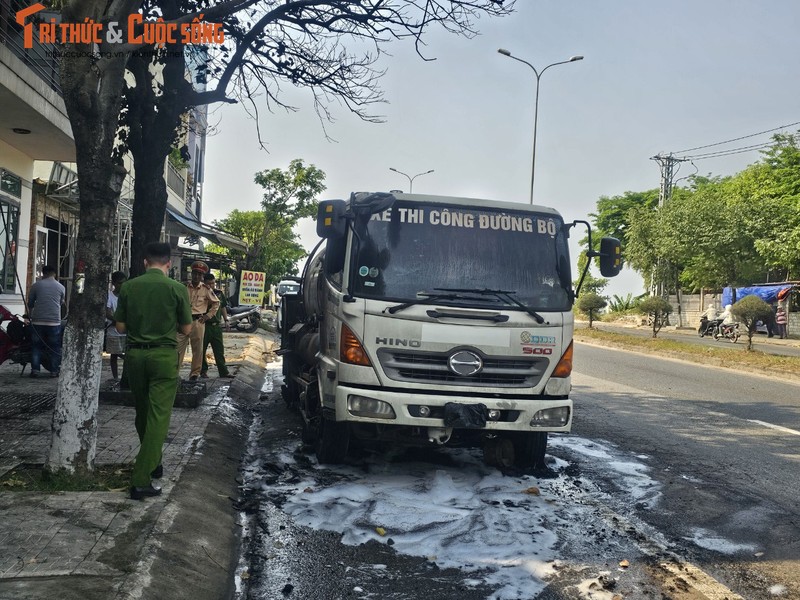 Nang nong, xe cho nhua duong boc chay tro khung o Da Nang-Hinh-14