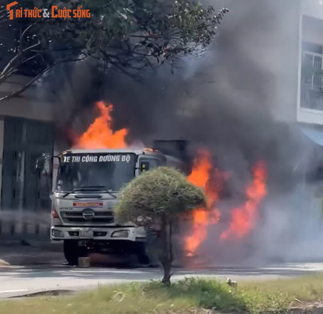 Nang nong, xe cho nhua duong boc chay tro khung o Da Nang