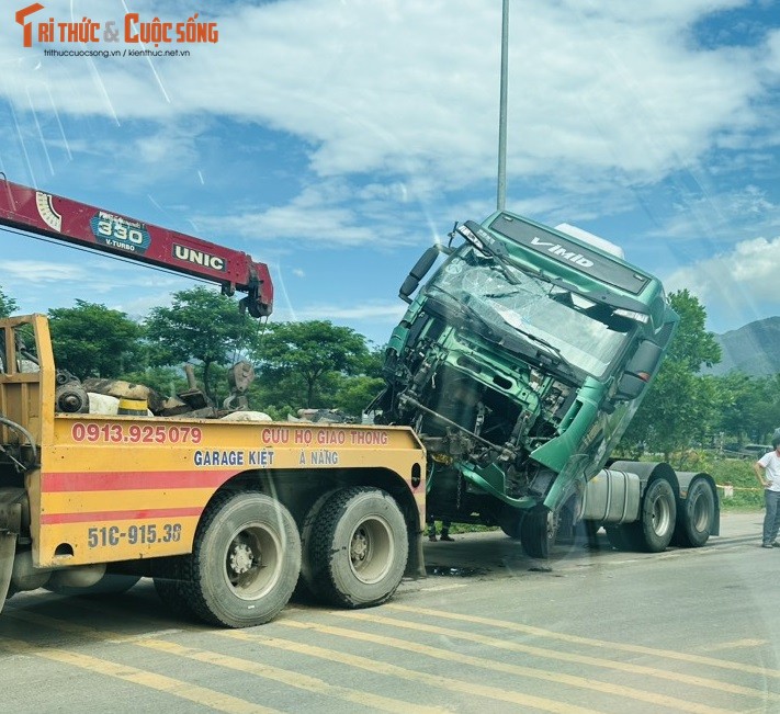 Hien truong xe dau keo va cham xe tai tren duong tranh Nam Hai Van-Hinh-7