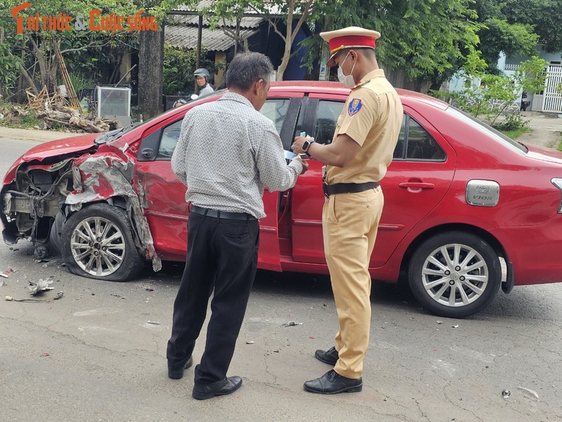 Da Nang: Xe con vo nat, bung tui khi sau va cham lien hoan-Hinh-10