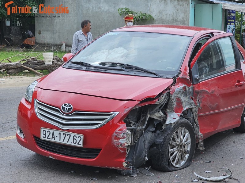 Da Nang: Xe con vo nat, bung tui khi sau va cham lien hoan-Hinh-11