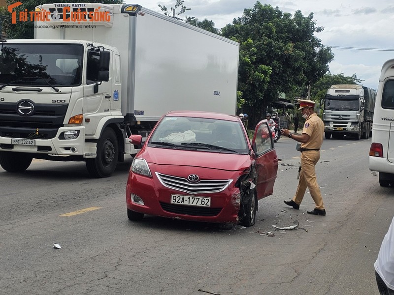 Da Nang: Xe con vo nat, bung tui khi sau va cham lien hoan-Hinh-2