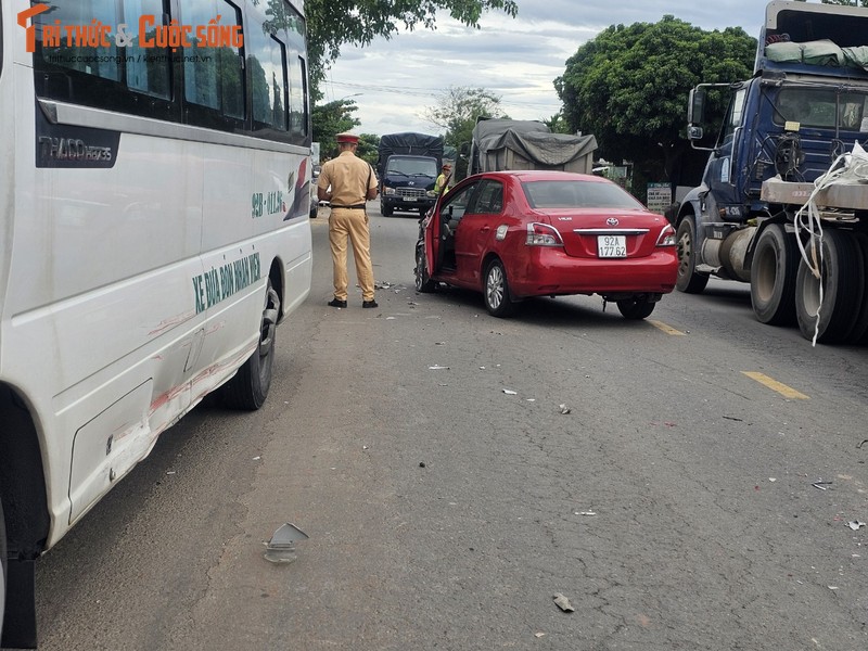 Da Nang: Xe con vo nat, bung tui khi sau va cham lien hoan