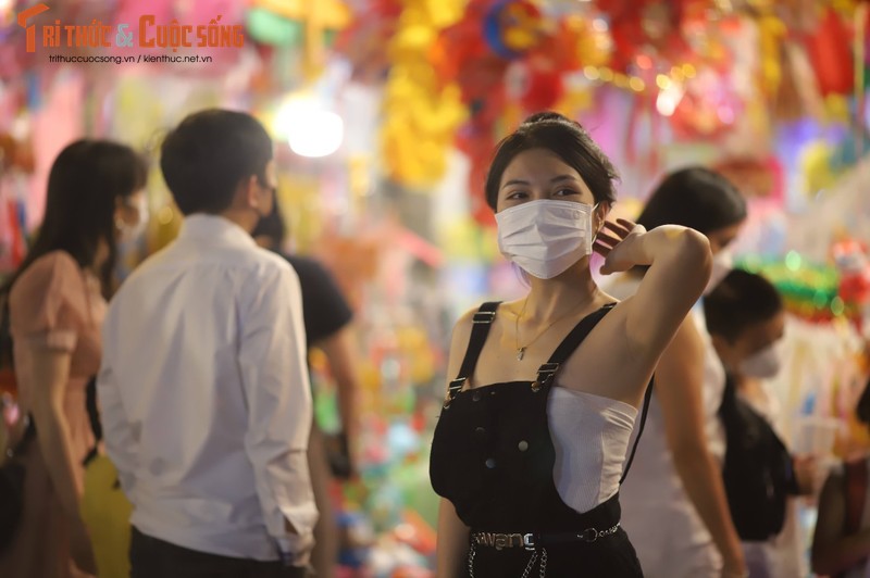 Tam bien “la” tren pho Hang Ma dip Trung thu khien netizen tranh cai-Hinh-13