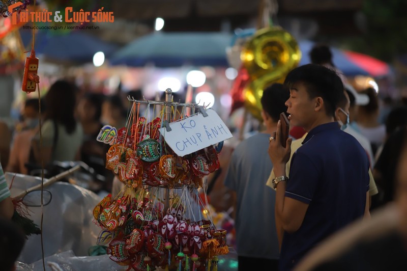 Tam bien “la” tren pho Hang Ma dip Trung thu khien netizen tranh cai-Hinh-4