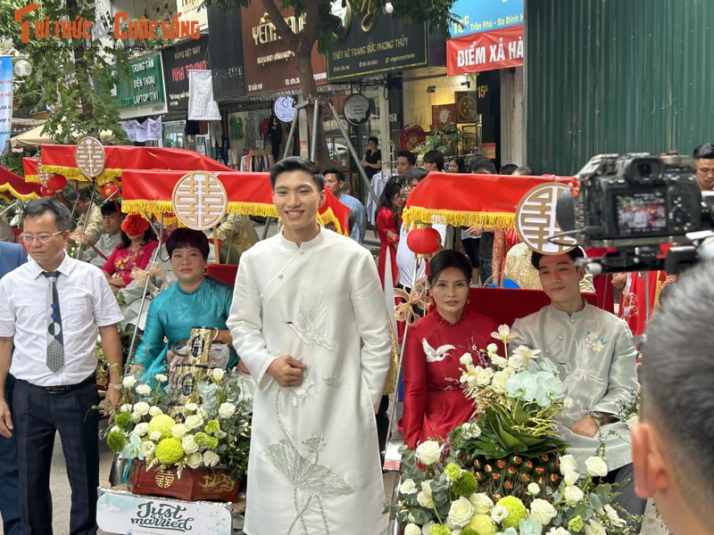 Doan Van Hau banh bao cung dan xich lo hoi cuoi Doan Hai My-Hinh-5