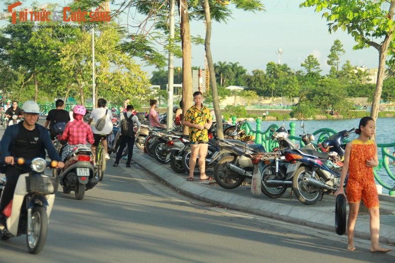 Hang tram nguoi dan bien Ho Tay, song Hong thanh bai tam mua he-Hinh-11