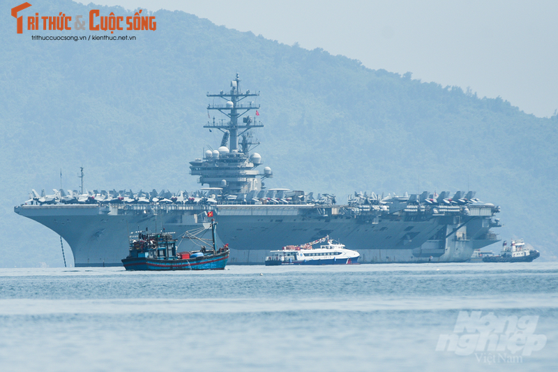 Bien doi tau san bay USS Ronald Reagan cua My den Da Nang-Hinh-10