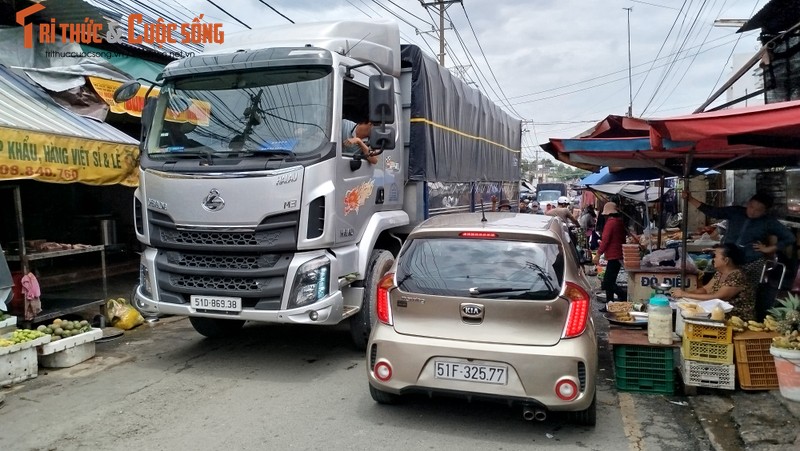 Dong Nai: Tranh duong Hoang Van Bon, o to cay nat duong dan sinh