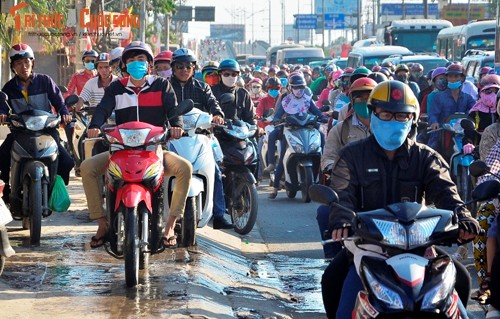 “Ngop tho” dong nguoi do ve Sai Gon sau ky nghi Tet-Hinh-6