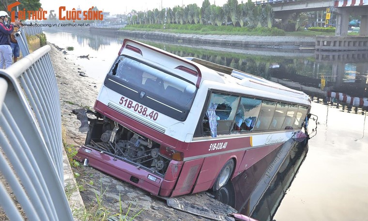 TPHCM: Xe khach 50 cho lao thang xuong kenh Tau Hu - Ben Nghe-Hinh-3