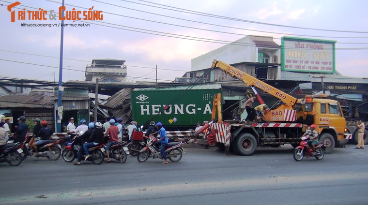 Hai hung hien truong container tong 6 nha dan o TP HCM