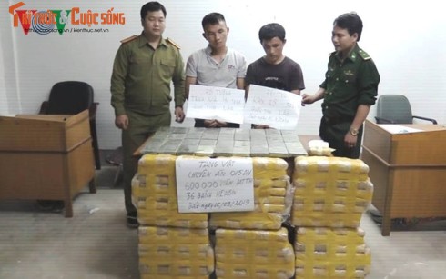 2 doi tuong van chuyen 600.000 vien ma tuy va 36 banh heroin