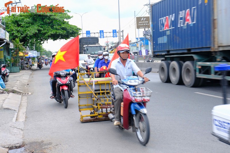 CSGT “bat ngo” khi bao dam ATGT cho nguoi dan ve que don le-Hinh-5