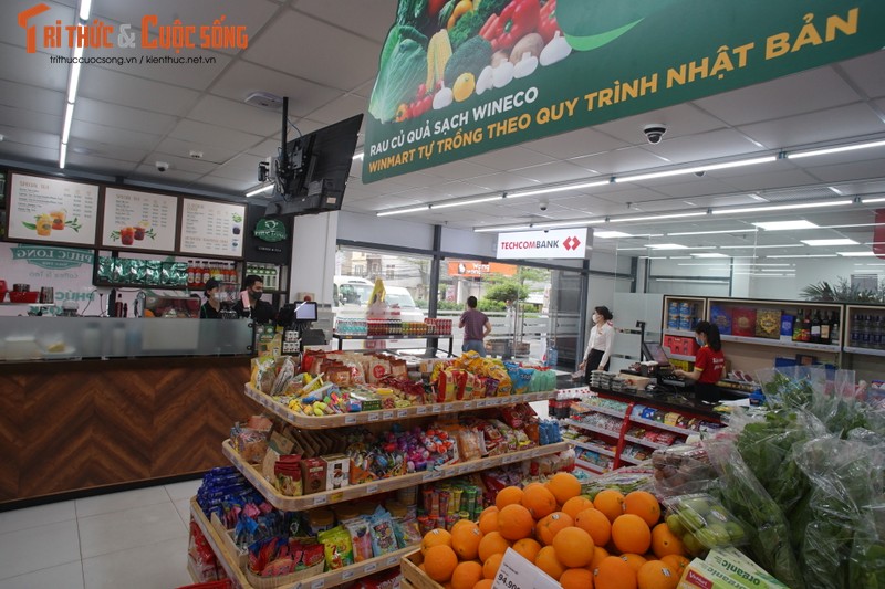 Ben trong cua hang VinMart dau tien tai Ha Noi ban Phuc Long-Hinh-3