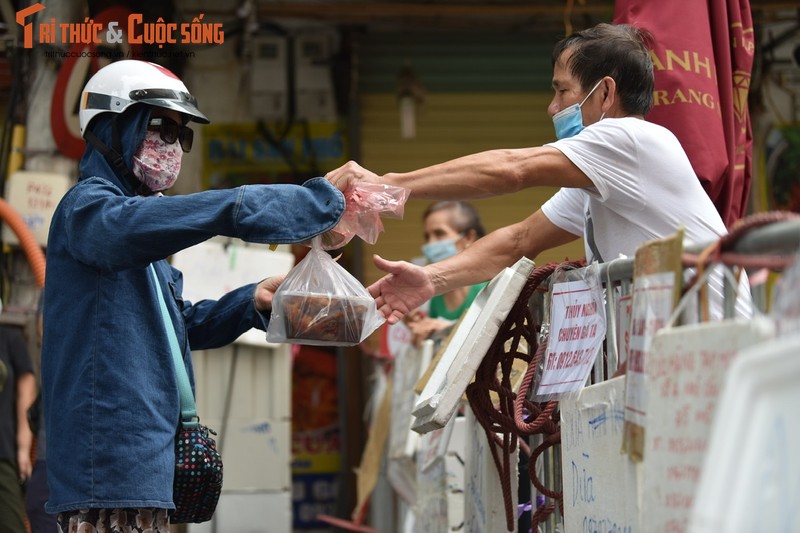 Ban hang qua bien rao vat o cho dan sinh giua long pho co Ha Noi-Hinh-3