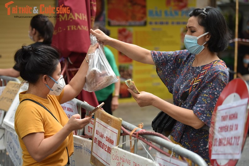 Ban hang qua bien rao vat o cho dan sinh giua long pho co Ha Noi-Hinh-7